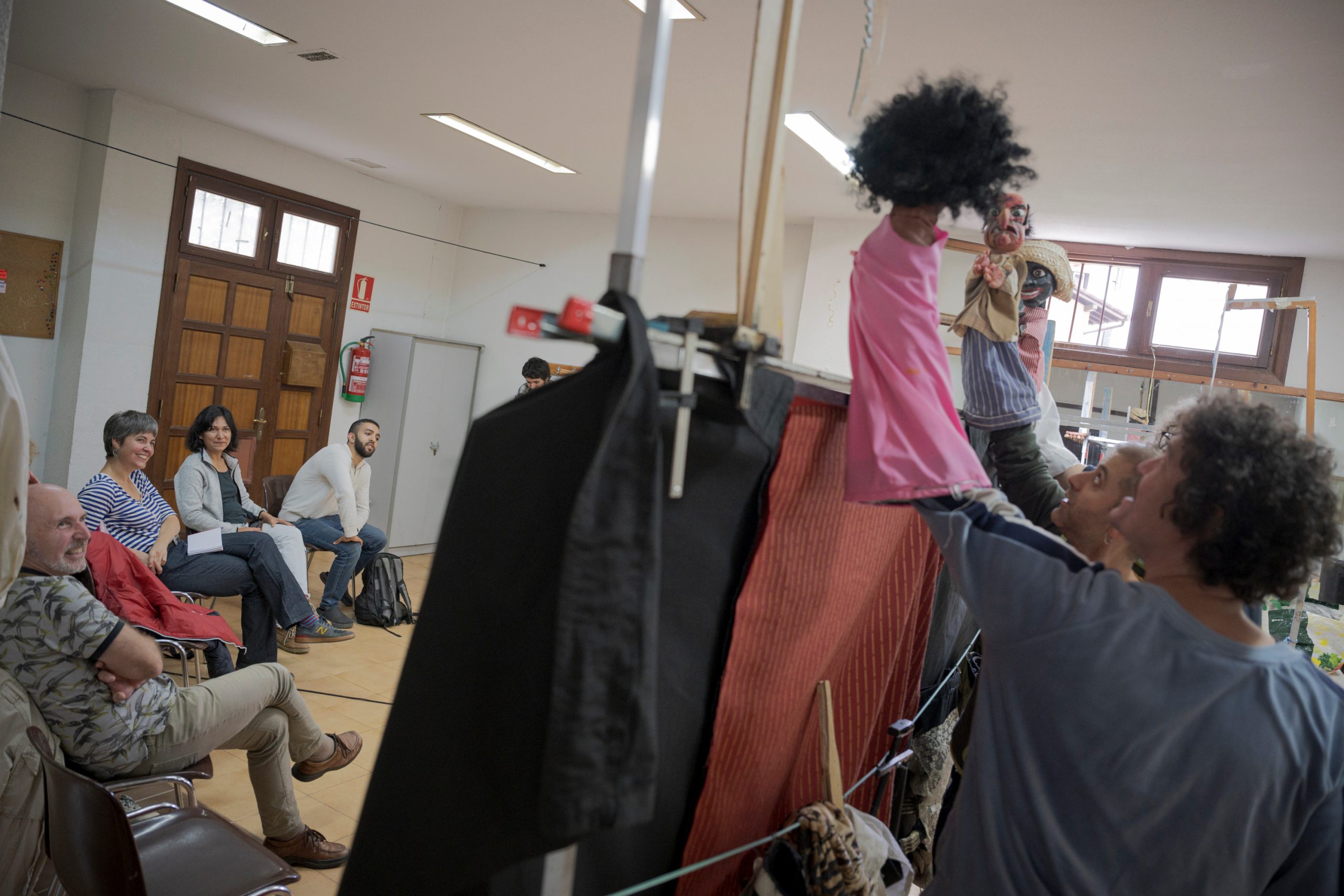 Kurtsoko ikasleek txotxongiloekin ariketak egiten dizute. Argazkia: Gari Garaialde / Bostok Photo